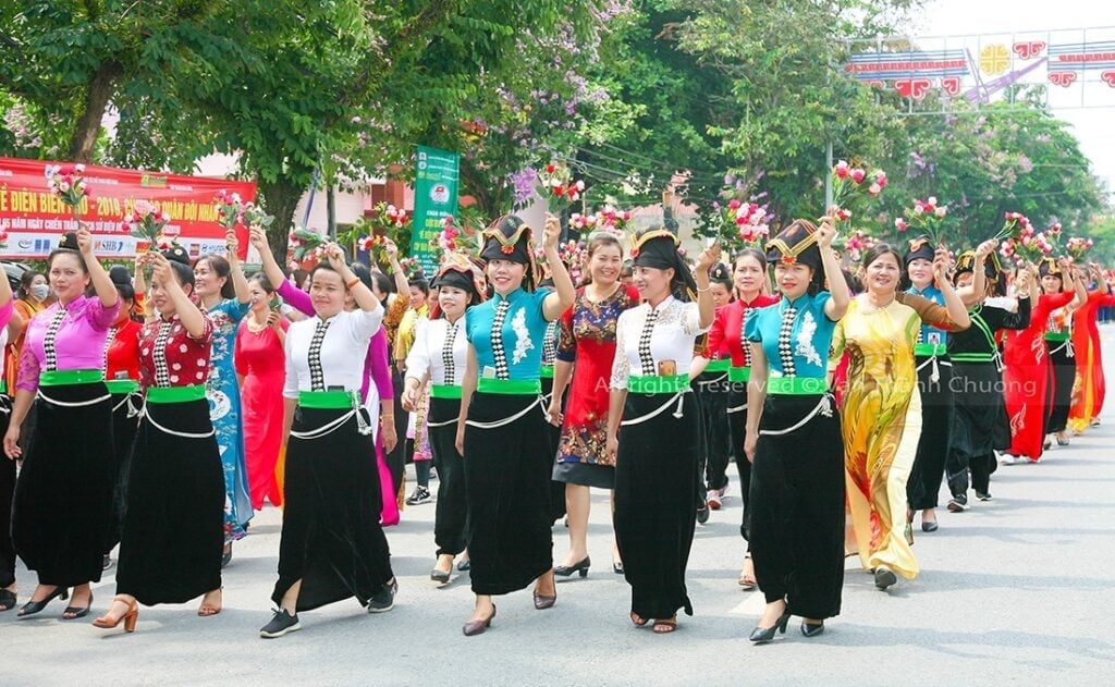 Đồng bào các dân tộc Điện Biên tham gia diễu hành đường phố. Ảnh: Du lịch Tây Bắc. Đồng bào các dân tộc Điện Biên tham gia diễu hành đường phố. Ảnh: Du lịch Tây Bắc.