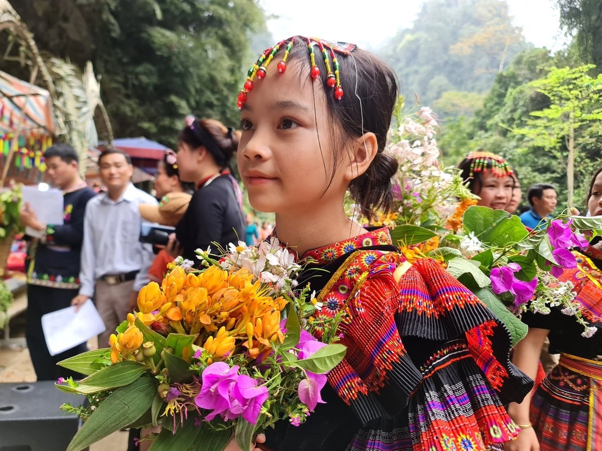 Đến các điểm du lịch tại Tuyên Quang, du khách có thể dễ dàng nhìn thấy hình ảnh các em bé vùng cao xinh xắn, hồn nhiên và thân thiện trong trang phục truyền thống của đồng bào dân tộc thiểu số. Đến các điểm du lịch tại Tuyên Quang, du khách có thể dễ dàng nhìn thấy hình ảnh các em bé vùng cao xinh xắn, hồn nhiên và thân thiện trong trang phục truyền thống của đồng bào dân tộc thiểu số.