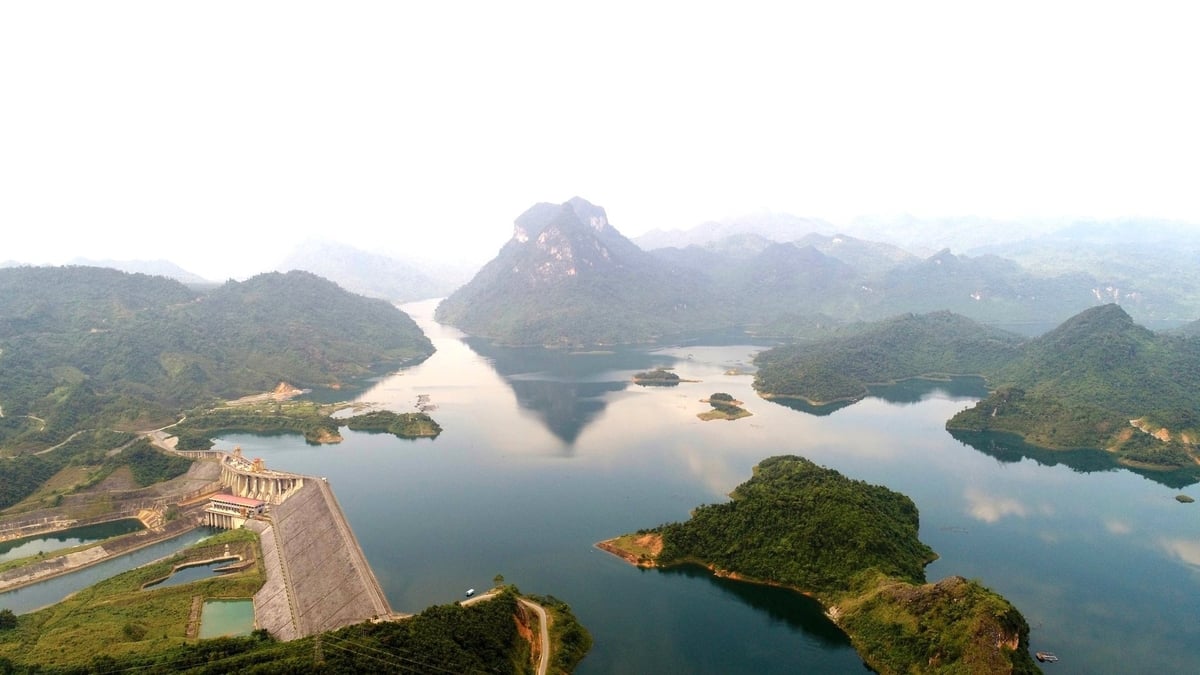 Với hơn 10.000ha diện tích mặt nước, hồ Thủy điện Tuyên Quang soi bóng núi non kỳ vĩ, sông nước mênh mang, trở thành điểm nhấn thơ mộng hút hồn du khách gần xa. Với hơn 10.000ha diện tích mặt nước, hồ Thủy điện Tuyên Quang soi bóng núi non kỳ vĩ, sông nước mênh mang, trở thành điểm nhấn thơ mộng hút hồn du khách gần xa.