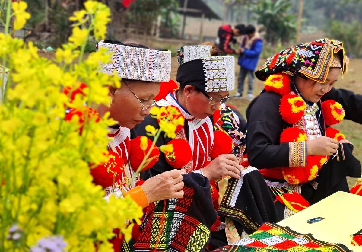 Các huyện, thành phố tưng bừng tổ chức hoạt động hưởng ứng Năm Du lịch Tuyên Quang 2025, tạo không gian trải nghiệm đa dạng, níu chân du khách bốn phương. Các huyện, thành phố tưng bừng tổ chức hoạt động hưởng ứng Năm Du lịch Tuyên Quang 2025, tạo không gian trải nghiệm đa dạng, níu chân du khách bốn phương.
