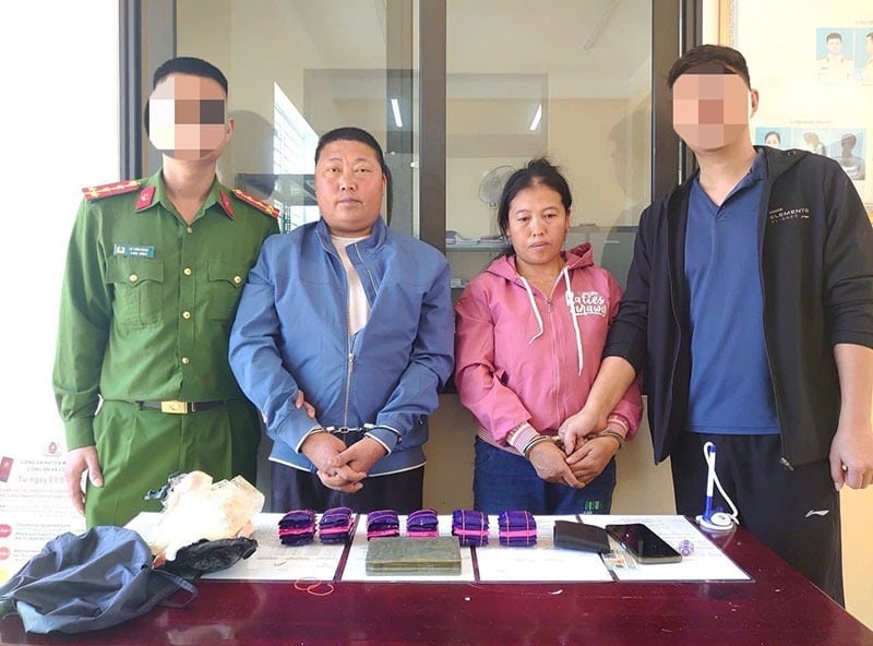 Tếnh Lao Sò và Sồng Thị Vang cùng tang vật 1 bánh heroin có trọng lượng hơn 320gram, hơn 5.500 viên ma túy tổng hợp tại cơ quan Công an. Ảnh: Cao Thiên. Tếnh Lao Sò và Sồng Thị Vang cùng tang vật 1 bánh heroin có trọng lượng hơn 320gram, hơn 5.500 viên ma túy tổng hợp tại cơ quan Công an. Ảnh: Cao Thiên.