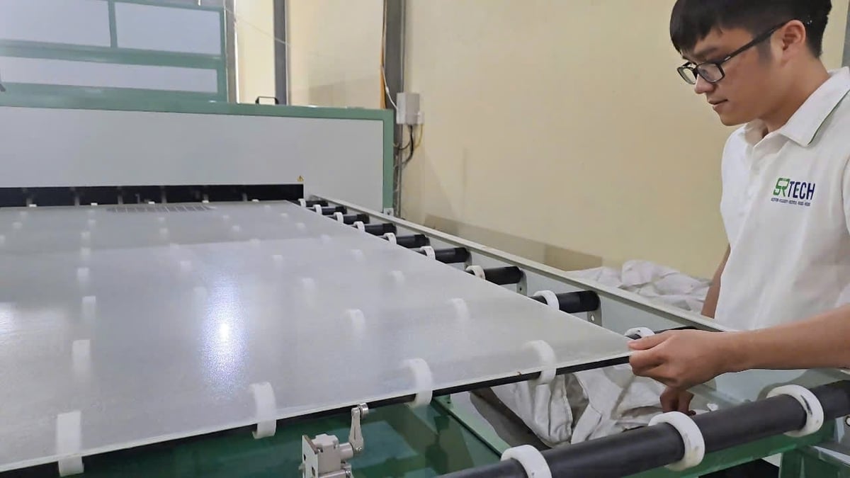 Kiểm tra dây chuyền sản xuất hệ thống tái chế tấm pin mặt trời. Ảnh: Lan Anh. Kiểm tra dây chuyền sản xuất hệ thống tái chế tấm pin mặt trời. Ảnh: Lan Anh.