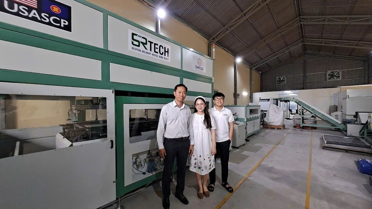 Các thành viên của công ty 5R-Tech đã đưa ra giải pháp công nghệ có thể tái chế 90% tấm pin mặt trời đã tháo dỡ, biến chúng thành vật liệu cho các sản phẩm mới được sản xuất. Ảnh: Lan Anh. Các thành viên của công ty 5R-Tech đã đưa ra giải pháp công nghệ có thể tái chế 90% tấm pin mặt trời đã tháo dỡ, biến chúng thành vật liệu cho các sản phẩm mới được sản xuất. Ảnh: Lan Anh.