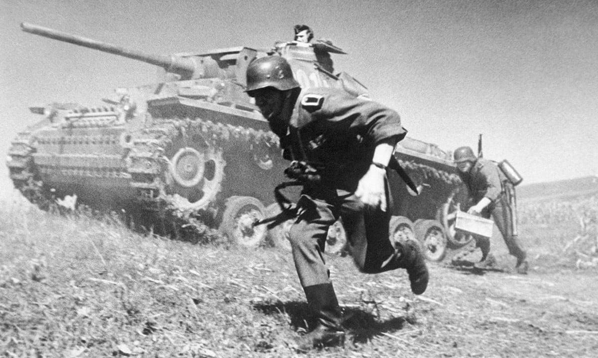 Xe tăng và bộ binh Đức Quốc xã trong Thế chiến II. Ảnh: Getty.