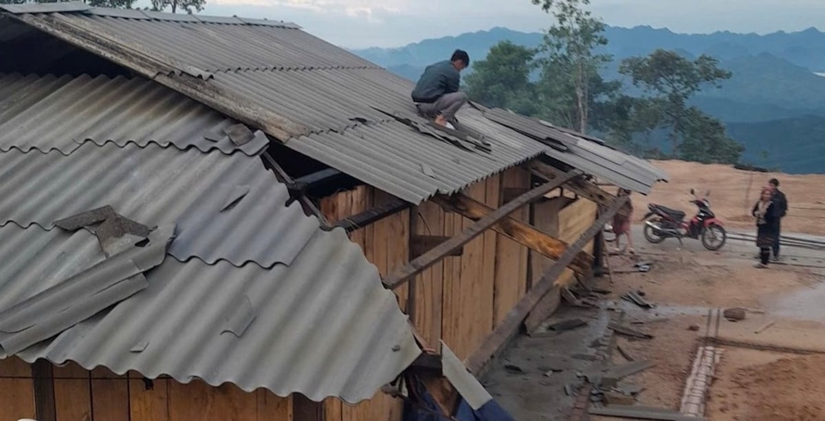 Một căn nhà gỗ rệu rã sau trận giông lốc và mưa ở Sìn Hồ. Ảnh: T.P. Một căn nhà gỗ rệu rã sau trận giông lốc và mưa ở Sìn Hồ. Ảnh: T.P.