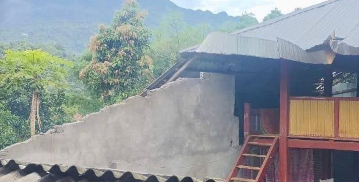 Một nhà dân bị sập tường và bay mất mái tôn. Ảnh: T.P. Một nhà dân bị sập tường và bay mất mái tôn. Ảnh: T.P.