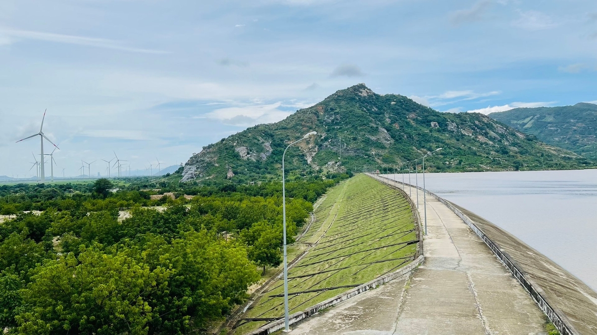 Ninh Thuận triển khai nhiều giải pháp nhằm giải quyết bài toán thiếu nước sản xuất vào mùa khô. Ảnh: Phương Chi. Ninh Thuận triển khai nhiều giải pháp nhằm giải quyết bài toán thiếu nước sản xuất vào mùa khô. Ảnh: Phương Chi.