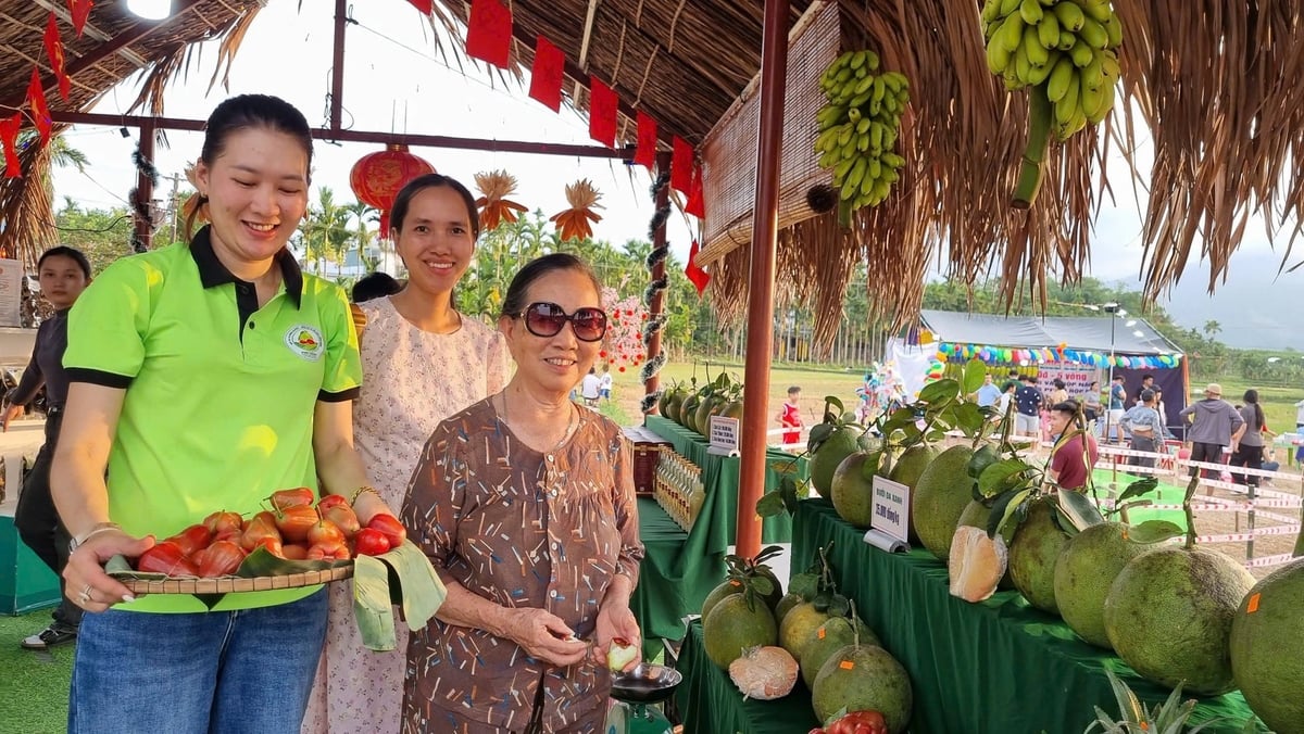 Du khách tham gia lễ hội 'Ẩm thực đồng quê'. Ảnh: Văn Hà. Du khách tham gia lễ hội 'Ẩm thực đồng quê'. Ảnh: Văn Hà.
