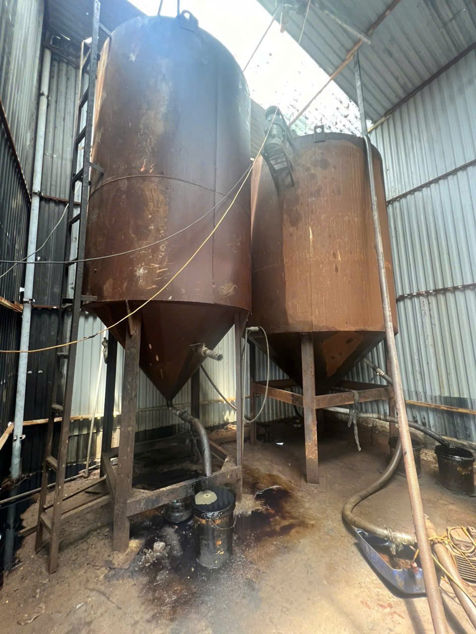 Cơ sở tái chế dầu thải trái phép của đối tượng Bùi Đức Giang tại xã Thiên Đức. Ảnh: Công an TP Hà Nội. Cơ sở tái chế dầu thải trái phép của đối tượng Bùi Đức Giang tại xã Thiên Đức. Ảnh: Công an TP Hà Nội.