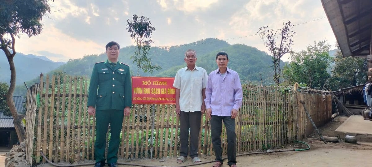 Gia đình ông Vi Văn Thuyên (ngoài cùng bên trái) có vườn rau cạnh nhà sau nhiều năm để đất hoang. Ảnh: Thanh Tâm Gia đình ông Vi Văn Thuyên (ngoài cùng bên trái) có vườn rau cạnh nhà sau nhiều năm để đất hoang. Ảnh: Thanh Tâm