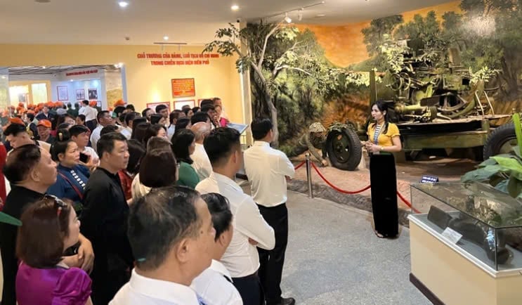 Du khách tham quan Bảo tàng Chiến thắng Điện Biên Phủ. Ảnh: Trần Hương. Du khách tham quan Bảo tàng Chiến thắng Điện Biên Phủ. Ảnh: Trần Hương.