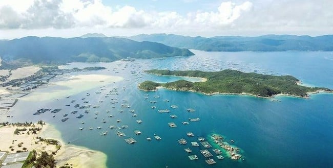 UBND tỉnh Khánh Hòa yêu cầu các địa phương có biển đẩy mạnh phát triển các đảo theo hướng kinh tế xanh, tuần hoàn, carbon thấp, có khả năng chống chịu cao trước biến đổi khí hậu, đồng thời gắn kết với đảm bảo quốc phòng, an ninh biển đảo. Ảnh minh họa. UBND tỉnh Khánh Hòa yêu cầu các địa phương có biển đẩy mạnh phát triển các đảo theo hướng kinh tế xanh, tuần hoàn, carbon thấp, có khả năng chống chịu cao trước biến đổi khí hậu, đồng thời gắn kết với đảm bảo quốc phòng, an ninh biển đảo. Ảnh minh họa.
