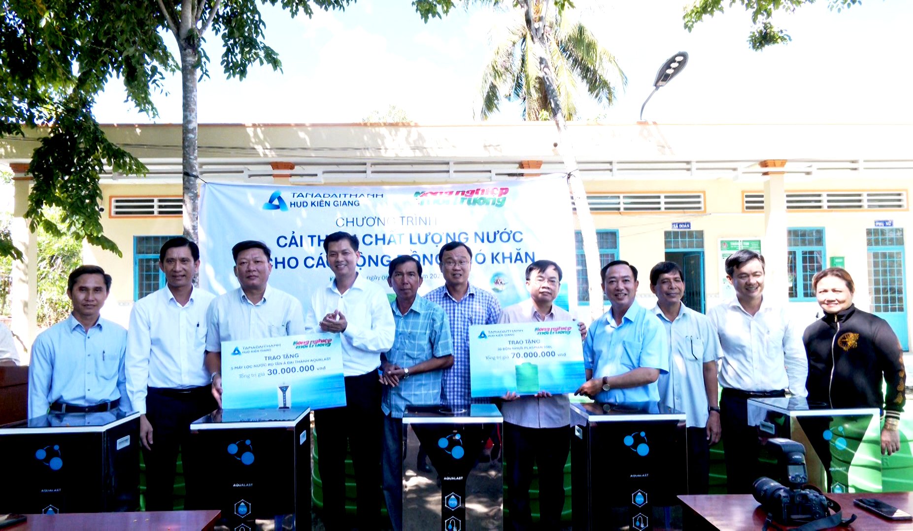 Ông Lê Văn Sơn (trái), Tổng giám đốc Công ty HUD Kiên Giang và Ông Nguyễn Ngọc Thắng (phải), Trưởng Văn phòng đại diện Báo Nông nghiệp và Môi trường khu vực ĐBSCL trao bảng tượng trưng cho các đơn vị nhận tài trợ. Ảnh: Kiều Trang. Ông Lê Văn Sơn (trái), Tổng giám đốc Công ty HUD Kiên Giang và Ông Nguyễn Ngọc Thắng (phải), Trưởng Văn phòng đại diện Báo Nông nghiệp và Môi trường khu vực ĐBSCL trao bảng tượng trưng cho các đơn vị nhận tài trợ. Ảnh: Kiều Trang.