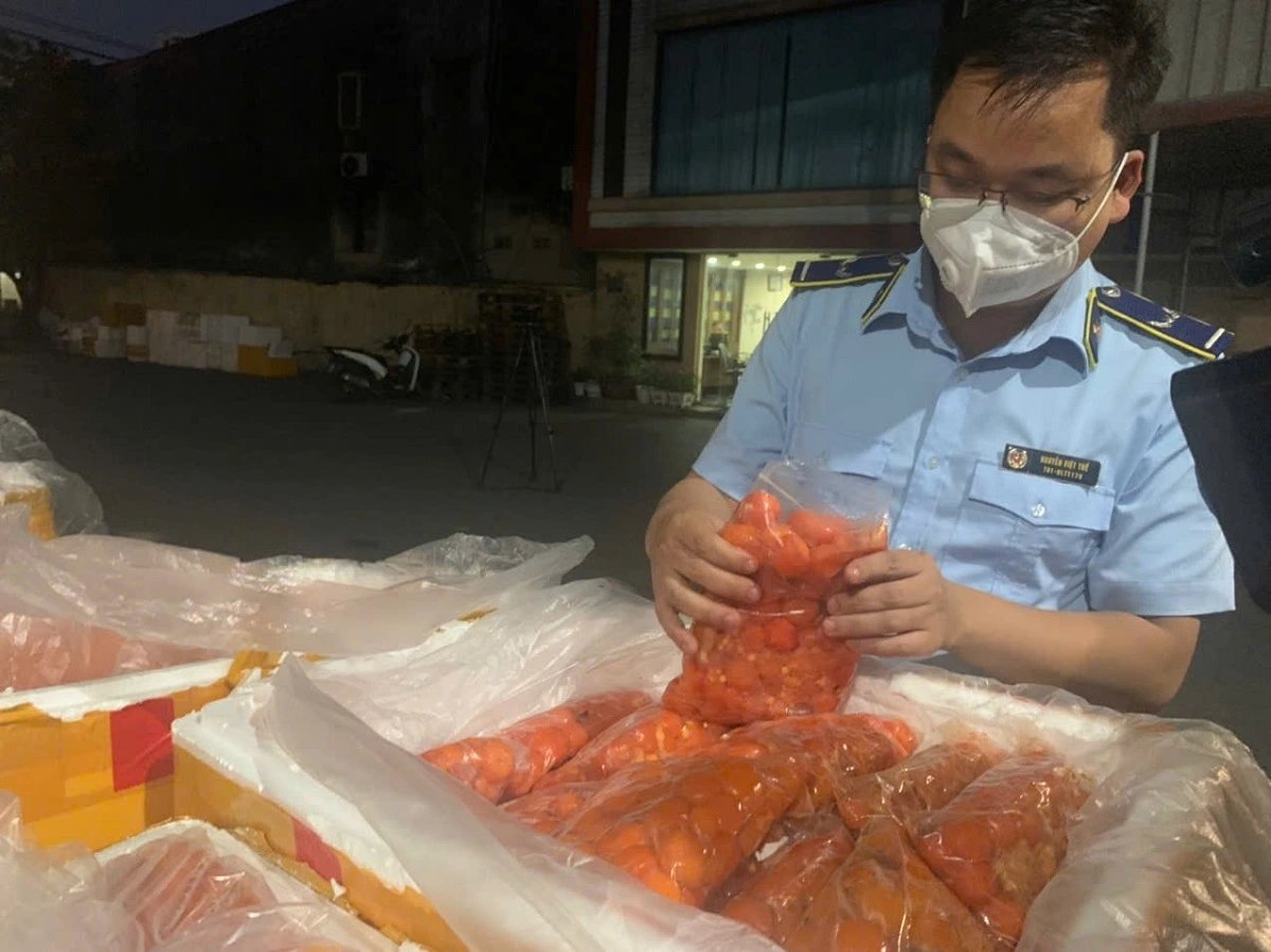 Lực lượng chức năng thu giữ hơn 7 tấn nội tạng không rõ nguồn gốc tại kho lạnh thuộc Công ty Đức Tấn Sài Gòn. Ảnh: Lực lượng chức năng cung cấp. Lực lượng chức năng thu giữ hơn 7 tấn nội tạng không rõ nguồn gốc tại kho lạnh thuộc Công ty Đức Tấn Sài Gòn. Ảnh: Lực lượng chức năng cung cấp.