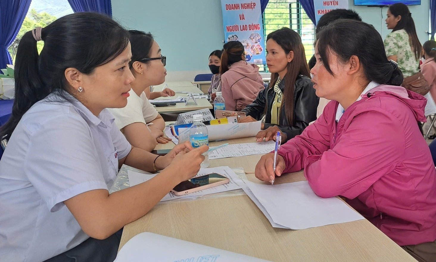 Thời gian qua, Trung tâm Dịch vụ việc làm Khánh Hòa nỗ lực tư vấn việc làm cho người lao động. Ảnh: KS. Thời gian qua, Trung tâm Dịch vụ việc làm Khánh Hòa nỗ lực tư vấn việc làm cho người lao động. Ảnh: KS.
