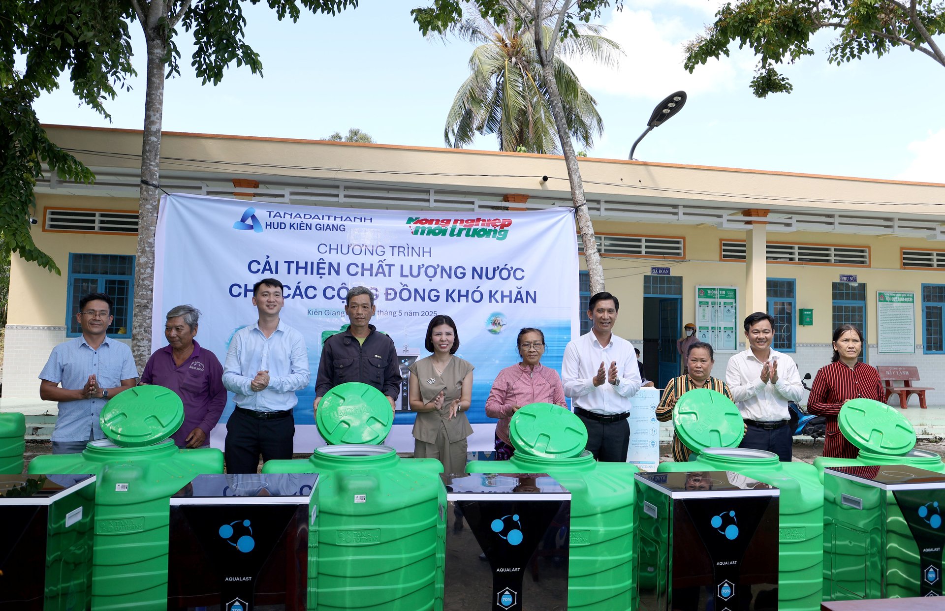 Đại diện Tập đoàn Tân Á Đại Thành trao bồn nước cho bà con. Ảnh: Kiều Trang. Đại diện Tập đoàn Tân Á Đại Thành trao bồn nước cho bà con. Ảnh: Kiều Trang.