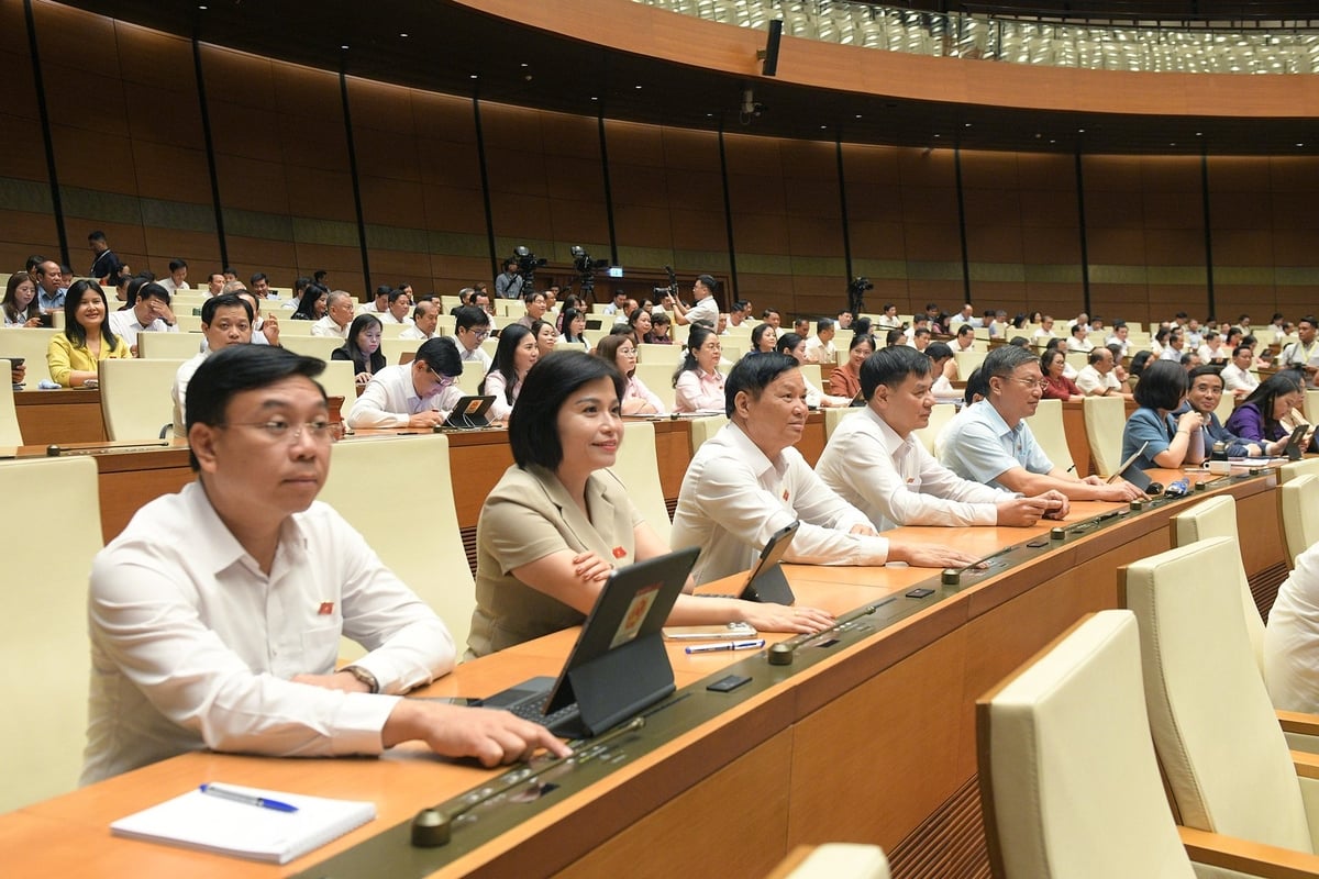 Nghị quyết về việc sửa đổi, bổ sung một số điều của Hiến pháp 2013 được 100% đại biểu quốc hội có mặt biểu quyết thông qua chiều 5/5. Ảnh: Phạm Thắng. Nghị quyết về việc sửa đổi, bổ sung một số điều của Hiến pháp 2013 được 100% đại biểu quốc hội có mặt biểu quyết thông qua chiều 5/5. Ảnh: Phạm Thắng.