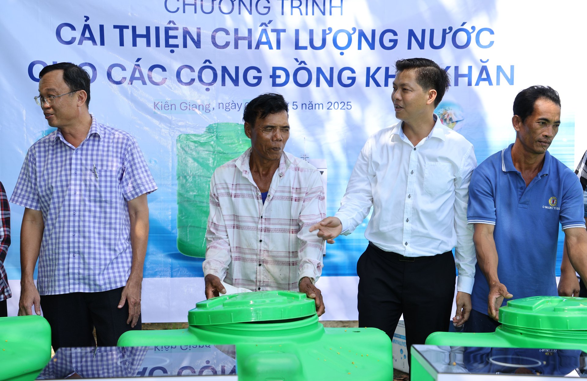 Ông Lê Văn Sơn (thứ hai từ phải qua), Tổng giám đốc Công ty HUD Kiên Giang trao bồn nước cho bà con. Ông Lê Văn Sơn (thứ hai từ phải qua), Tổng giám đốc Công ty HUD Kiên Giang trao bồn nước cho bà con.