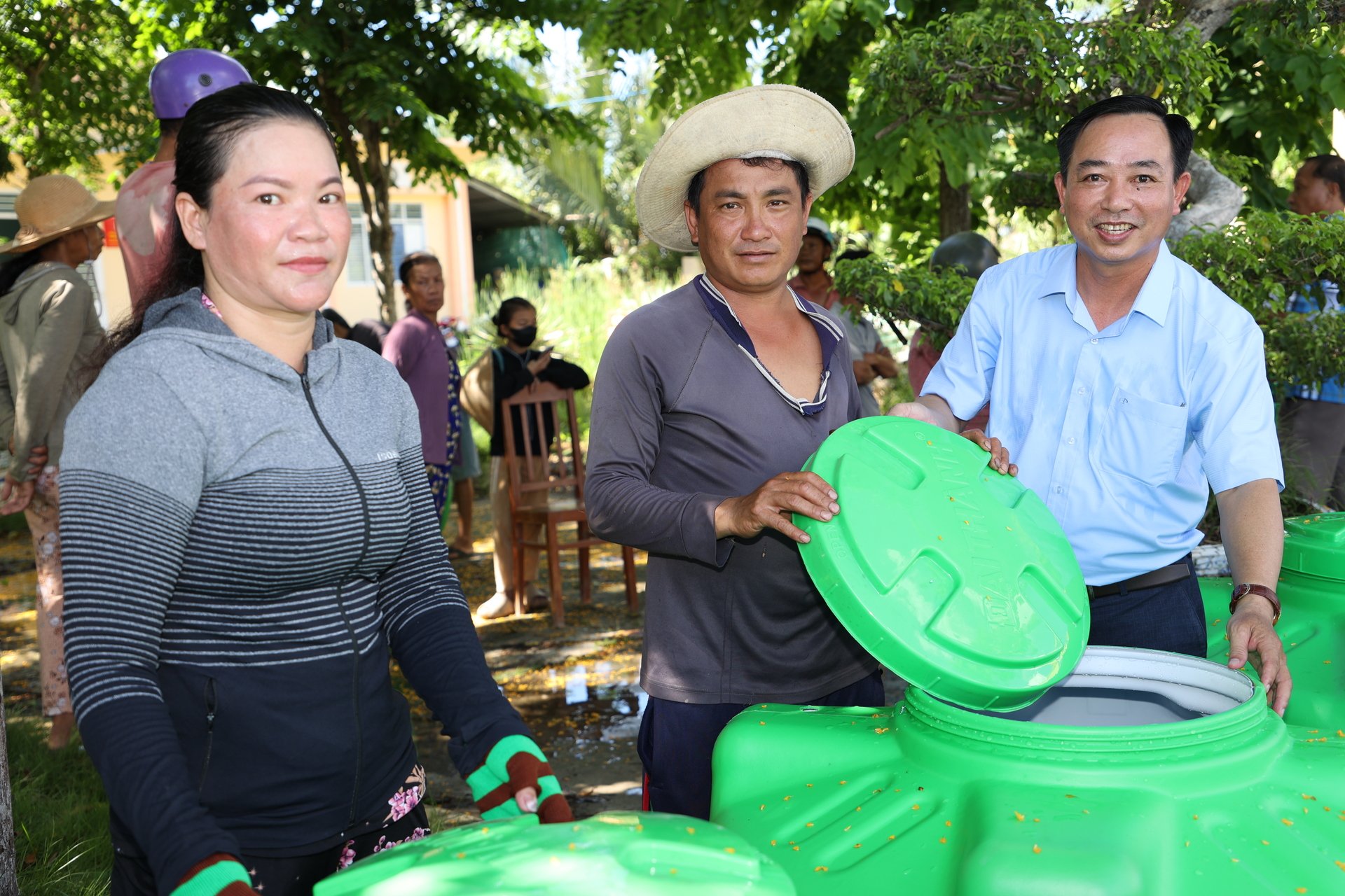 Ông Nguyễn Ngọc Thắng, Trưởng Văn phòng đại diện Báo Nông nghiệp và Môi trường khu vực ĐBSCL trao bồn nước cho bà con xã Nam Thái, huyện An Biên, tỉnh Kiên Giang sáng 6/5/2025. Ông Nguyễn Ngọc Thắng, Trưởng Văn phòng đại diện Báo Nông nghiệp và Môi trường khu vực ĐBSCL trao bồn nước cho bà con xã Nam Thái, huyện An Biên, tỉnh Kiên Giang sáng 6/5/2025.