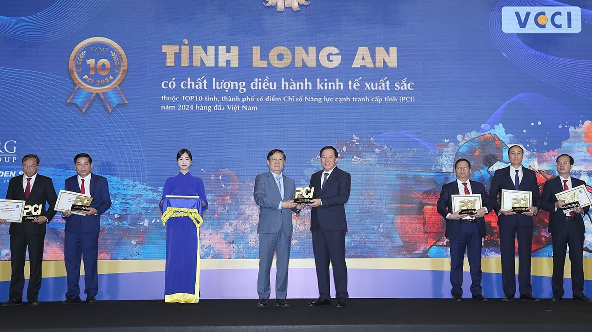 Chủ tịch UBND tỉnh Long An Nguyễn Văn Út (áo đen, đứng giữa) tại lễ công bố PCI năm 2024. Ảnh: CTV. Chủ tịch UBND tỉnh Long An Nguyễn Văn Út (áo đen, đứng giữa) tại lễ công bố PCI năm 2024. Ảnh: CTV.