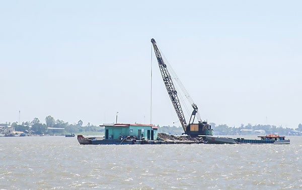 Hoạt động khai thác cát diễn ra trên sông tại Đồng bằng sông Cửu Long. Ảnh: Minh Anh. Hoạt động khai thác cát diễn ra trên sông tại Đồng bằng sông Cửu Long. Ảnh: Minh Anh.
