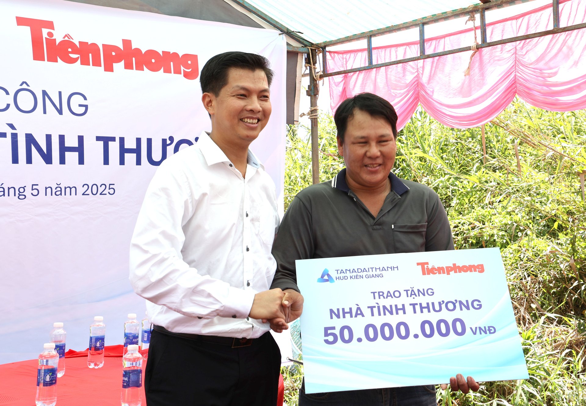 Ông Lê Văn Sơn trao bảng tượng trưng tặng nhà tình thương. Ảnh: Kiều Trang. Ông Lê Văn Sơn trao bảng tượng trưng tặng nhà tình thương. Ảnh: Kiều Trang.