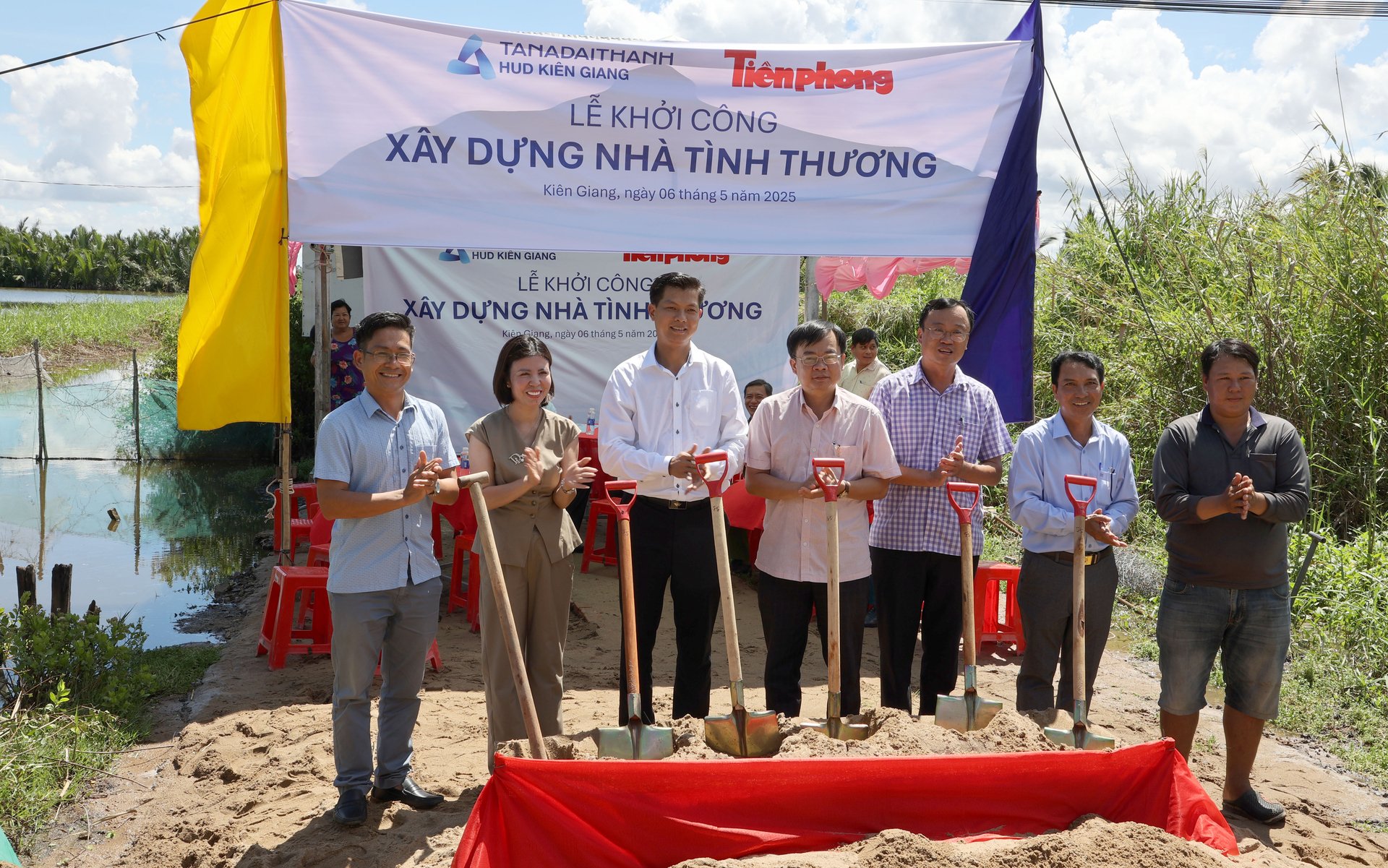 Khởi công xây nhà tình thương. Khởi công xây nhà tình thương.