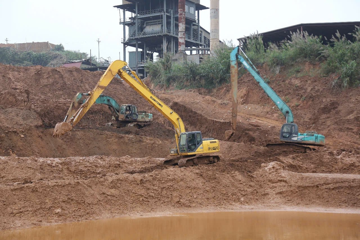 Nhiều máy móc được huy động để thực hiện nạo vét lòng hồ trước mùa mưa. Ảnh: Thanh Tiến. Nhiều máy móc được huy động để thực hiện nạo vét lòng hồ trước mùa mưa. Ảnh: Thanh Tiến.