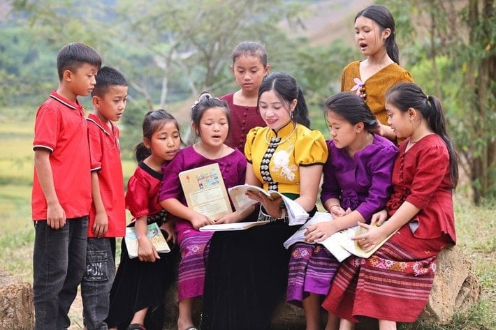 Cô giáo Quàng Thị Xuân, Trường Phổ thông dân tộc bán trú Tiểu học Mường Lạn (Sốp Cộp, tỉnh Sơn La) bên các em học sinh. Ảnh: NVCC. Cô giáo Quàng Thị Xuân, Trường Phổ thông dân tộc bán trú Tiểu học Mường Lạn (Sốp Cộp, tỉnh Sơn La) bên các em học sinh. Ảnh: NVCC.