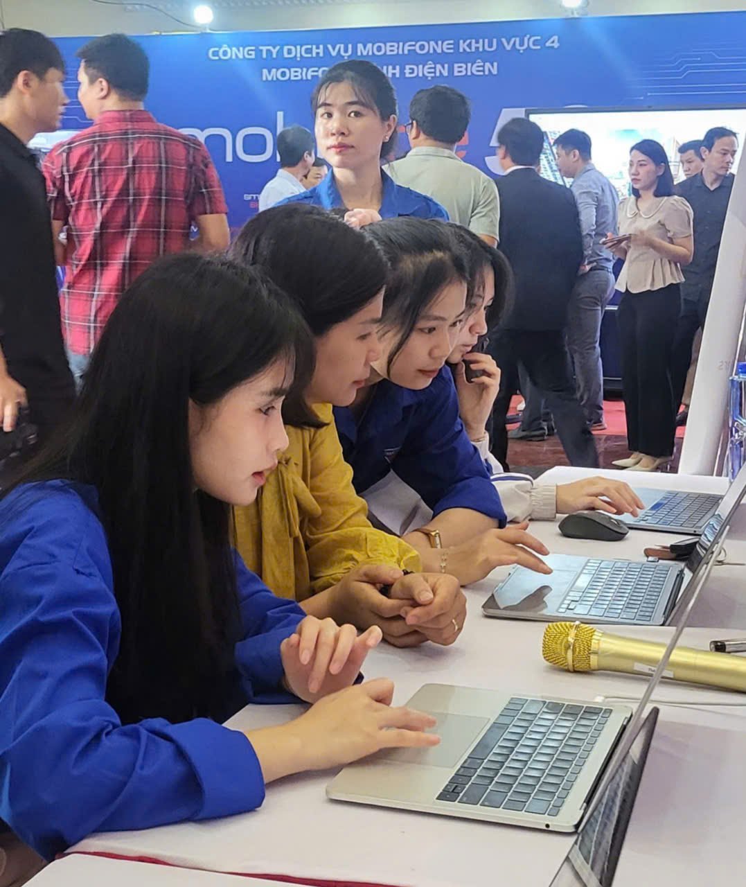 Học sinh TP. Điện Biên Phủ trải nghiệm lập trình. Ảnh: Trần Hương. Học sinh TP. Điện Biên Phủ trải nghiệm lập trình. Ảnh: Trần Hương.