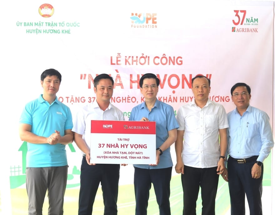 Đại diện các nhà tài trợ trao biểu trưng tài trợ 37 Nhà hy vọng cho lãnh đạo huyện Hương Khê.