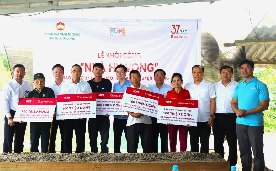 Đại diện các nhà tài trợ và lãnh đạo huyện Hương Khê trao biểu trưng hỗ trợ cho các gia đình.