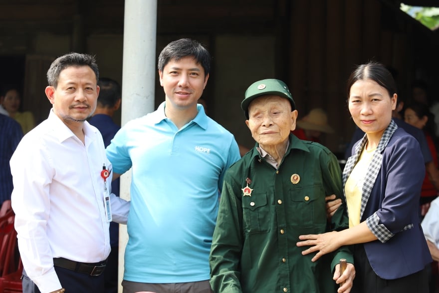 Ông Trần Viết Vấn (thứ 2 từ phải sang) là một trong các hộ gia đình nhận trao tặng Nhà hy vọng.
