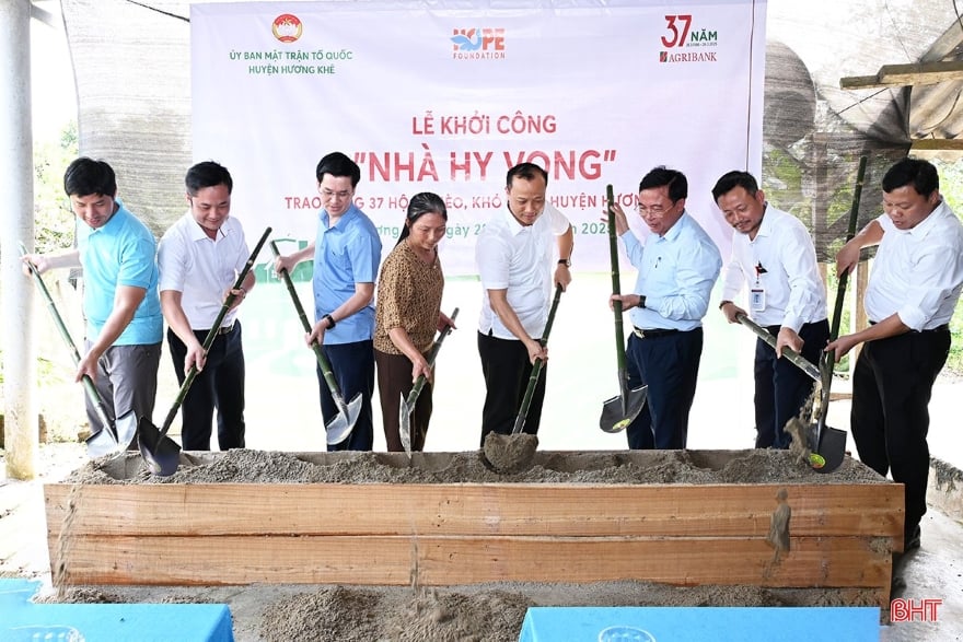 Các đại biểu thực hiện nghi thức khởi công nhà cho hộ ông Trần Văn Hường ở thôn Nam Trà, xã Hương Trà, huyện Hương Khê.