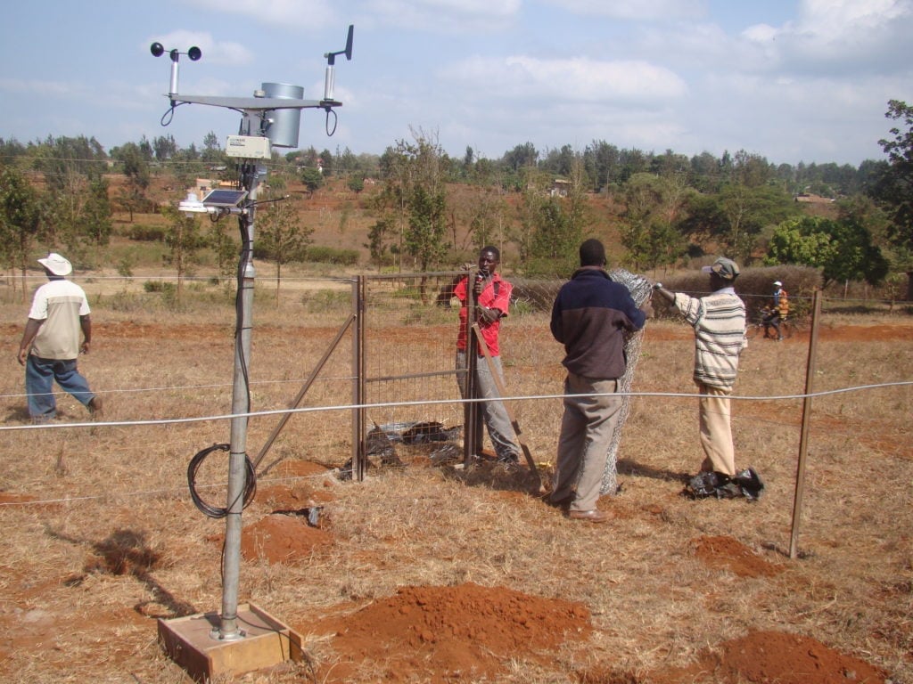 Một trạm khí tượng được lắp đặt tại Kenya. Ảnh: FSD.