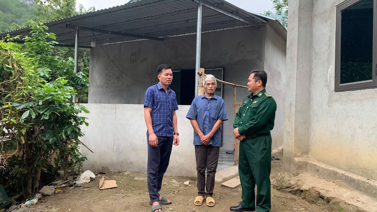Trưởng bản Pa, được lực lượng biên phòng và người dân đánh giá là người có uy tín trong bản. Ảnh: Thanh Tâm Trưởng bản Pa, được lực lượng biên phòng và người dân đánh giá là người có uy tín trong bản. Ảnh: Thanh Tâm