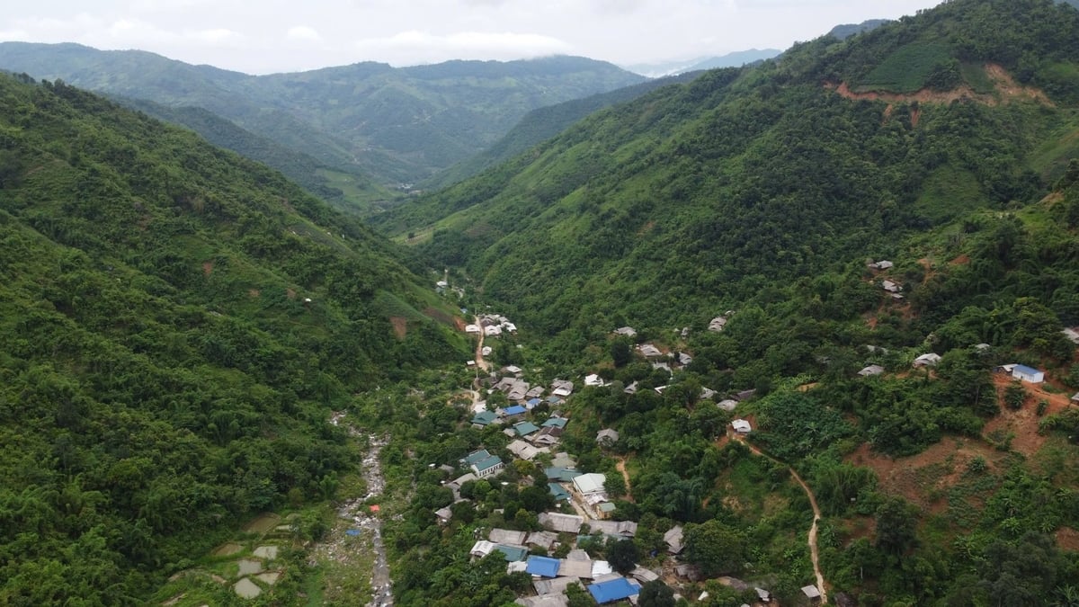 Bản Pa nằm chênh vênh bên sườn núi, giáp với nước bạn Lào. Ảnh: Thanh Tâm Bản Pa nằm chênh vênh bên sườn núi, giáp với nước bạn Lào. Ảnh: Thanh Tâm