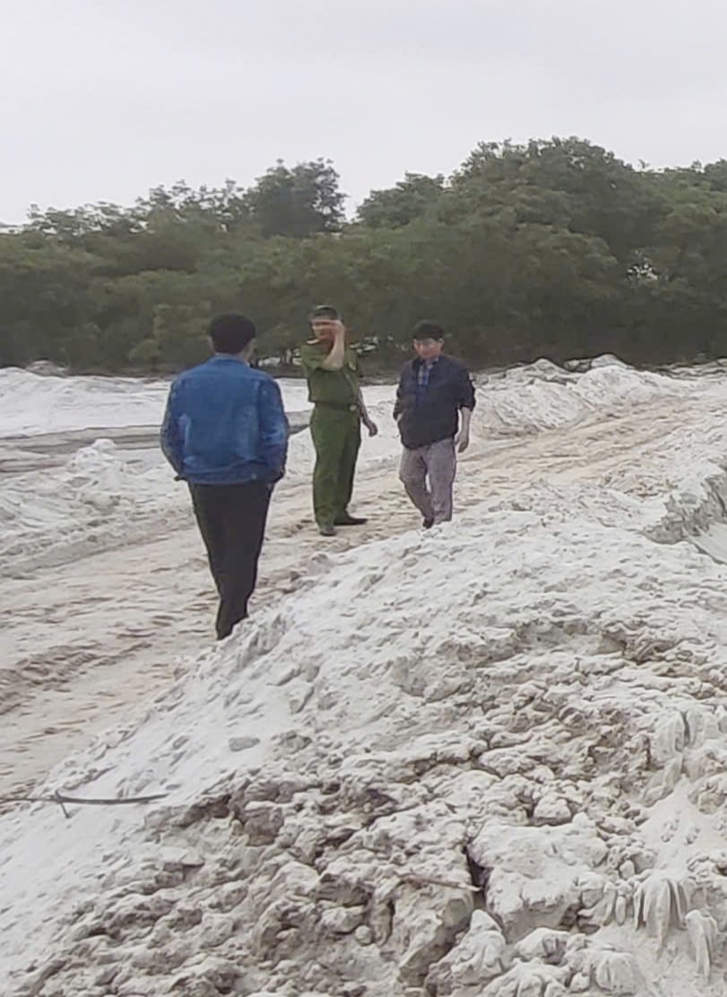 Cơ quan chức năng kiểm tra hoạt động khai thác cát trái phép. Ảnh: Văn Dinh. Cơ quan chức năng kiểm tra hoạt động khai thác cát trái phép. Ảnh: Văn Dinh.