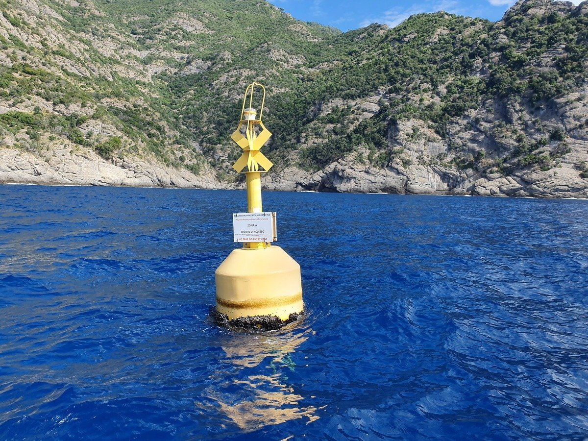 Phao đánh dấu ranh giới khu vực bảo vệ nghiêm ngặt của khu bảo tồn biển Porto Fino. Ảnh: Joachim Claudet. Phao đánh dấu ranh giới khu vực bảo vệ nghiêm ngặt của khu bảo tồn biển Porto Fino. Ảnh: Joachim Claudet.