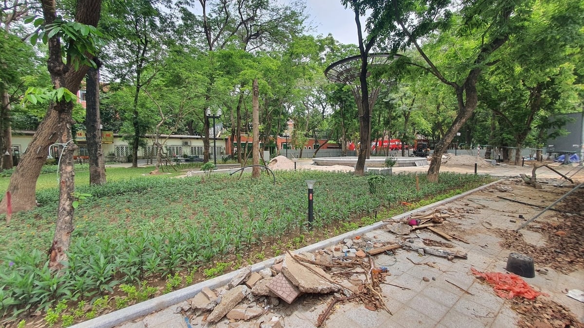 Công trình ngổn ngang vật liệu, vật tư xây dựng, chưa biết đến khi nào người dân mới được sử dụng vườn hoa. Ảnh: Xuân Vũ. Công trình ngổn ngang vật liệu, vật tư xây dựng, chưa biết đến khi nào người dân mới được sử dụng vườn hoa. Ảnh: Xuân Vũ.