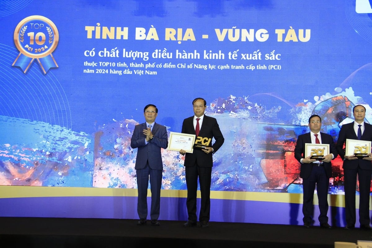 Ông Nguyễn Văn Thọ, Chủ tịch UBND tỉnh Bà Rịa - Vũng Tàu (bên phải) nhận Giấy chứng nhận và Kỷ niệm chương cho địa phương có chất lượng điều hành kinh tế xuất sắc, lọt top 5 cả nước. Ảnh: Vũ Phường. Ông Nguyễn Văn Thọ, Chủ tịch UBND tỉnh Bà Rịa - Vũng Tàu (bên phải) nhận Giấy chứng nhận và Kỷ niệm chương cho địa phương có chất lượng điều hành kinh tế xuất sắc, lọt top 5 cả nước. Ảnh: Vũ Phường.