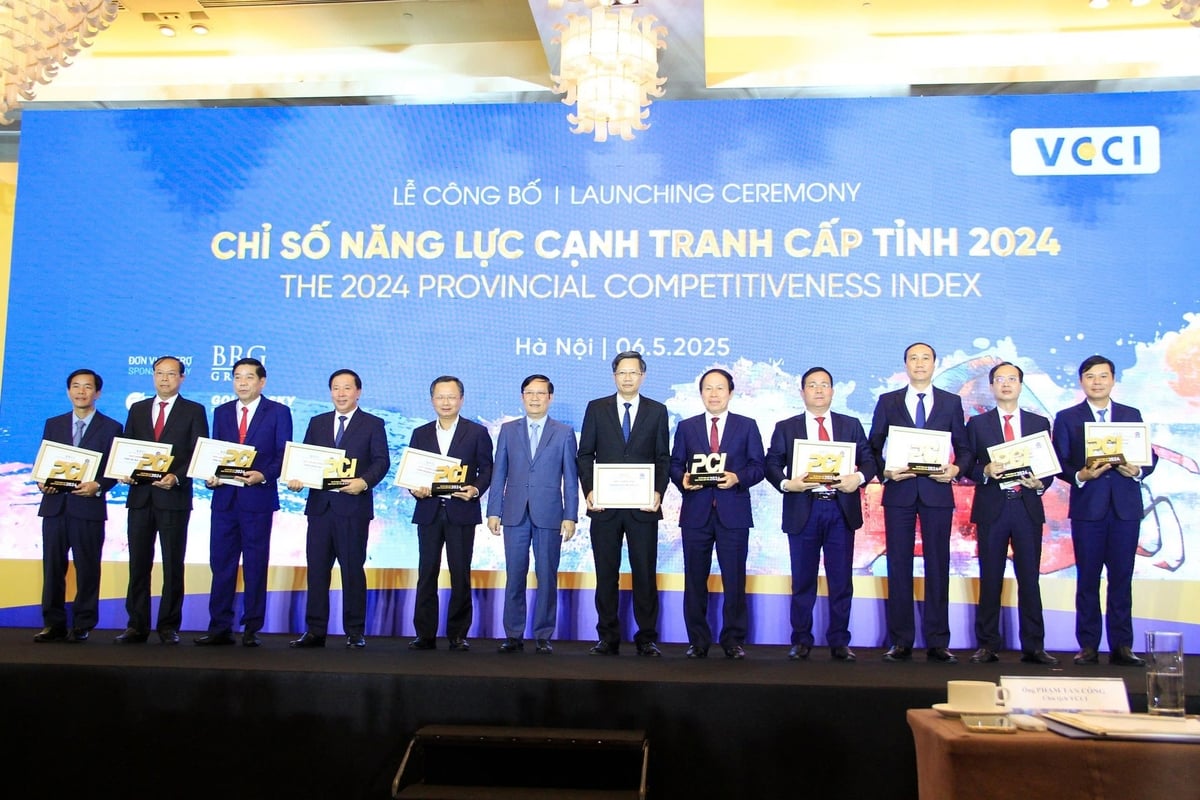 Đại diện 10 tỉnh, thành dẫn đầu chỉ số PCI cao nhất cả nước nhận Giấy chứng nhận và Kỷ niệm chương. Ảnh: Vũ Phường. Đại diện 10 tỉnh, thành dẫn đầu chỉ số PCI cao nhất cả nước nhận Giấy chứng nhận và Kỷ niệm chương. Ảnh: Vũ Phường.