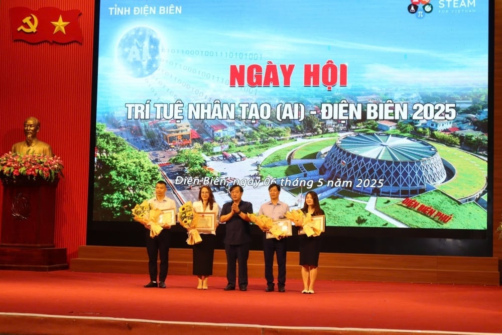 Phó Chủ tịch UBND tỉnh Vừ A Bằng trao Bằng khen cho các cá nhân đã có thành tích xuất sắc trong công tác tổ chức Ngày hội AI; tập huấn 'Ứng dụng trí tuệ nhân tạo thế hệ mới' cho cán bộ giáo viên. Phó Chủ tịch UBND tỉnh Vừ A Bằng trao Bằng khen cho các cá nhân đã có thành tích xuất sắc trong công tác tổ chức Ngày hội AI; tập huấn 'Ứng dụng trí tuệ nhân tạo thế hệ mới' cho cán bộ giáo viên.