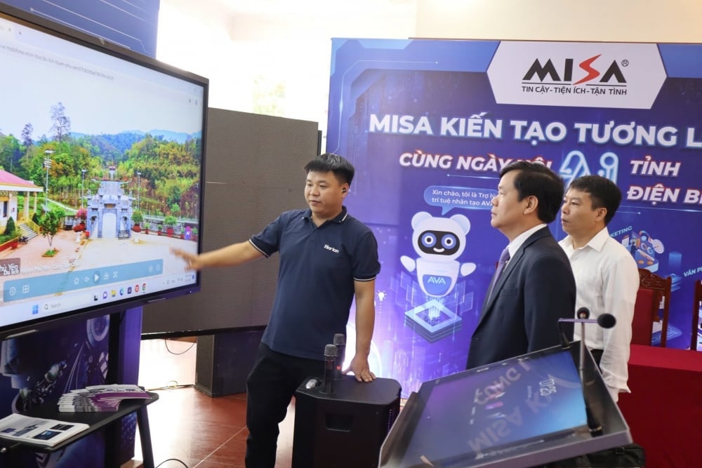 Các đại biểu tham quan các gian trưng bày về công nghệ tại sự kiện. Các đại biểu tham quan các gian trưng bày về công nghệ tại sự kiện.