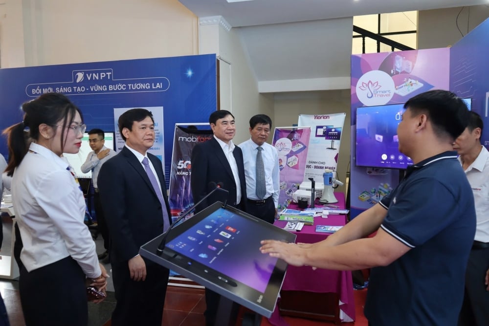 Lãnh đạo UBND tỉnh Điện Biên và Sở Khoa học và Công nghệ tham gia ngày hội. Lãnh đạo UBND tỉnh Điện Biên và Sở Khoa học và Công nghệ tham gia ngày hội.