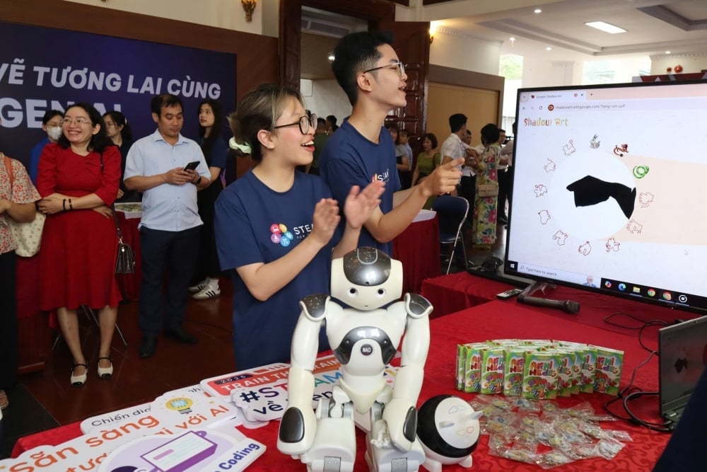 Bạn trẻ hào hứng tham gia các hoạt động về giải đấu giao hữu Robotics với chủ đề 'Chiến dịch 715'. Bạn trẻ hào hứng tham gia các hoạt động về giải đấu giao hữu Robotics với chủ đề 'Chiến dịch 715'.
