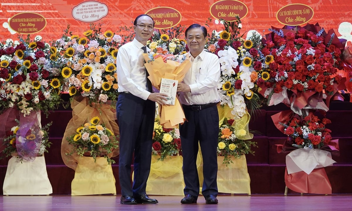 Phó Chủ tịch Quốc hội Lê Minh Hoan tặng hoa, tri ân GS-TS Trịnh Minh Thụ. Ảnh: Bảo Thắng. Phó Chủ tịch Quốc hội Lê Minh Hoan tặng hoa, tri ân GS-TS Trịnh Minh Thụ. Ảnh: Bảo Thắng.