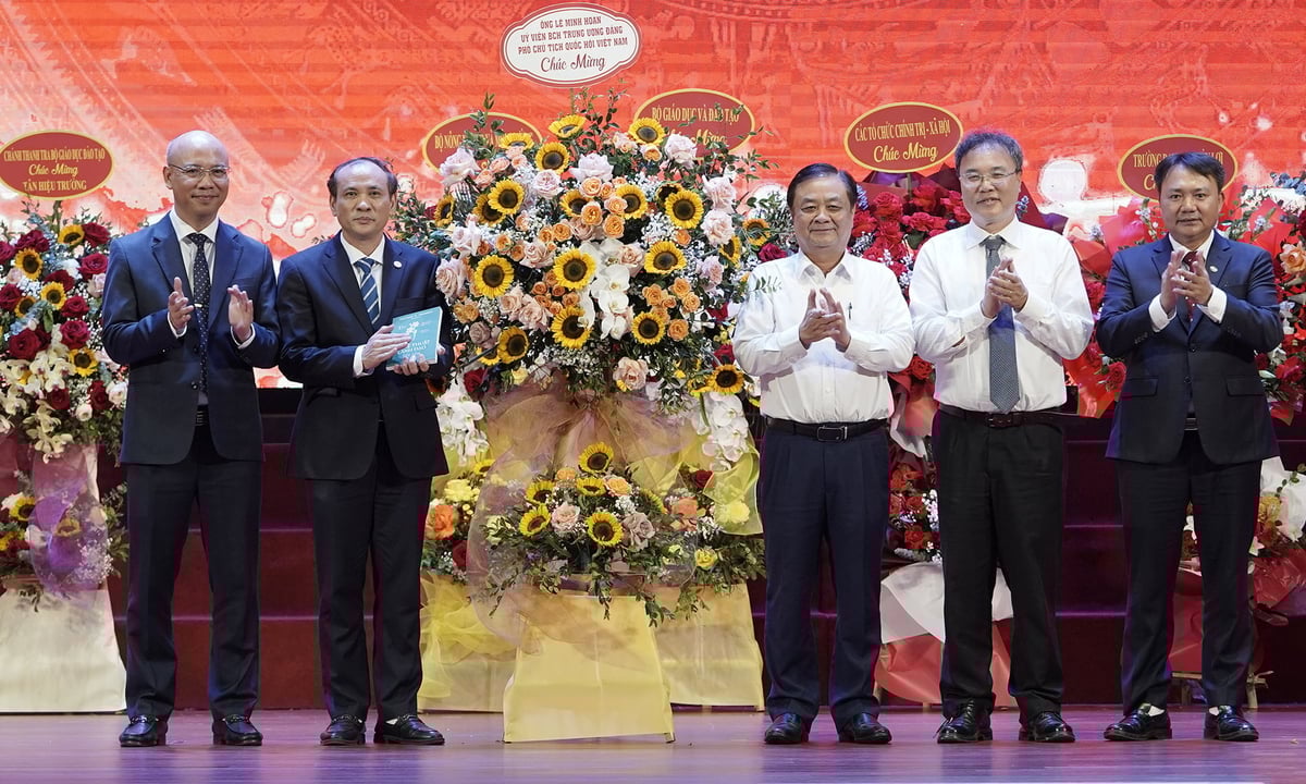 Phó Chủ tịch Quốc hội Lê Minh Hoan chúc mừng tân Hiệu trưởng Nguyễn Trung Việt và Ban Giám hiệu Trường Đại học Thủy lợi. Ảnh: Bảo Thắng. Phó Chủ tịch Quốc hội Lê Minh Hoan chúc mừng tân Hiệu trưởng Nguyễn Trung Việt và Ban Giám hiệu Trường Đại học Thủy lợi. Ảnh: Bảo Thắng.
