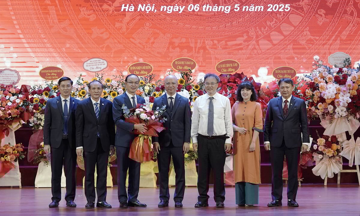 Tập thể nhà trường tặng hoa, tri ân GS-TS Trịnh Minh Thụ. Ảnh: Bảo Thắng. Tập thể nhà trường tặng hoa, tri ân GS-TS Trịnh Minh Thụ. Ảnh: Bảo Thắng.