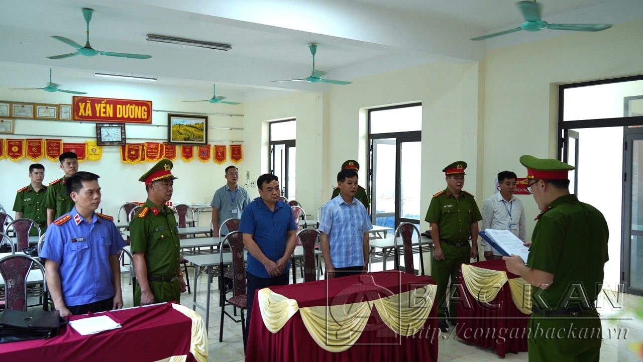 Cơ quan Cảnh sát điều tra Công an tỉnh Bắc Kạn thi hành quyết định khởi tố đối với 2 bị can Hà Văn Quý (áo kẻ) và Hoàng Văn Duẩn (áo xanh). Ảnh: Công an tỉnh Bắc Kạn. Cơ quan Cảnh sát điều tra Công an tỉnh Bắc Kạn thi hành quyết định khởi tố đối với 2 bị can Hà Văn Quý (áo kẻ) và Hoàng Văn Duẩn (áo xanh). Ảnh: Công an tỉnh Bắc Kạn.
